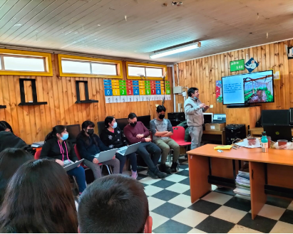 Profesor Juan Ignacio Huircan explicando conceptos de variable medida.