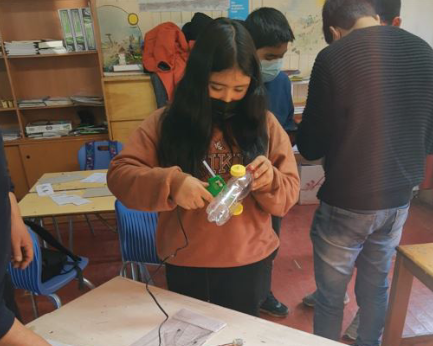 Estudiantes trabajando en la construcción de un auto solar.